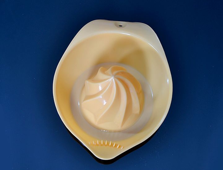 Plastový ručný citrusovač 