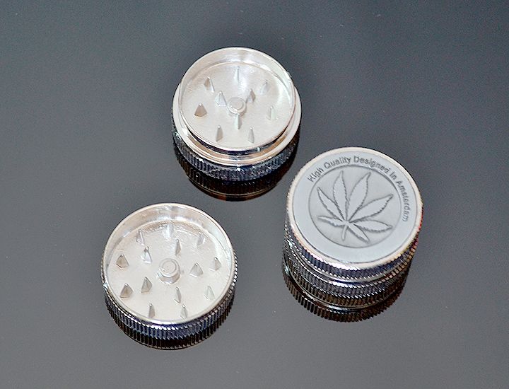 Kovový mlynček na bylinky 3 dielny