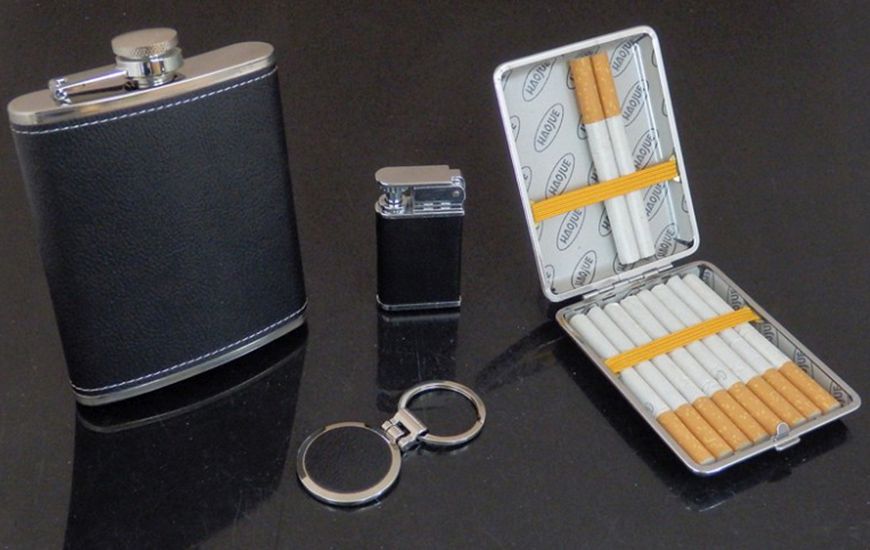 Ploskačka s tabatierkou a zapaľovačom v darčekovej sade
