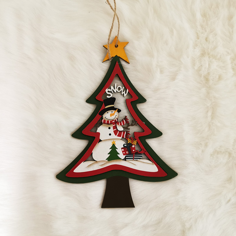 Drevená dekorácia stromček na zavesenie