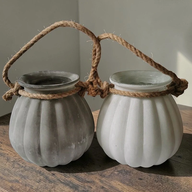 Sklenený kvetináč vintage so šnúrkou sivý