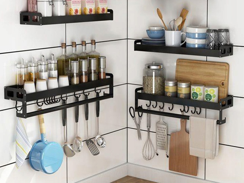 Kuchynská polička s háčikmi