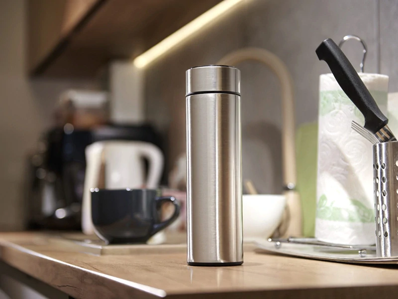 Termohrnček Smart 500 ml s LED ukazovateľom teploty strieborný