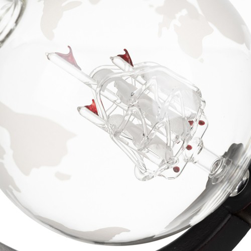 Karafa na whisky v tvare glóbusu s príslušenstvom