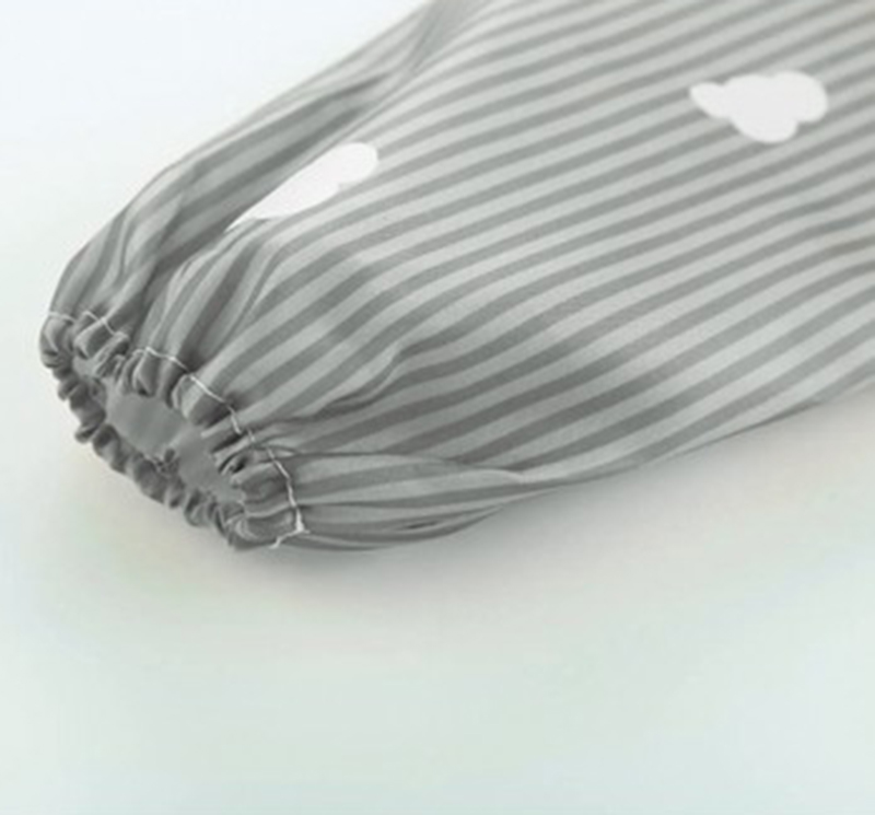 Detský podbradník so zásterou a rukávmi proti zašpineniu