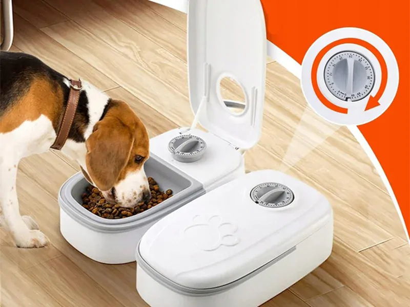 Automatický dávkovač krmiva a vody s časovačom