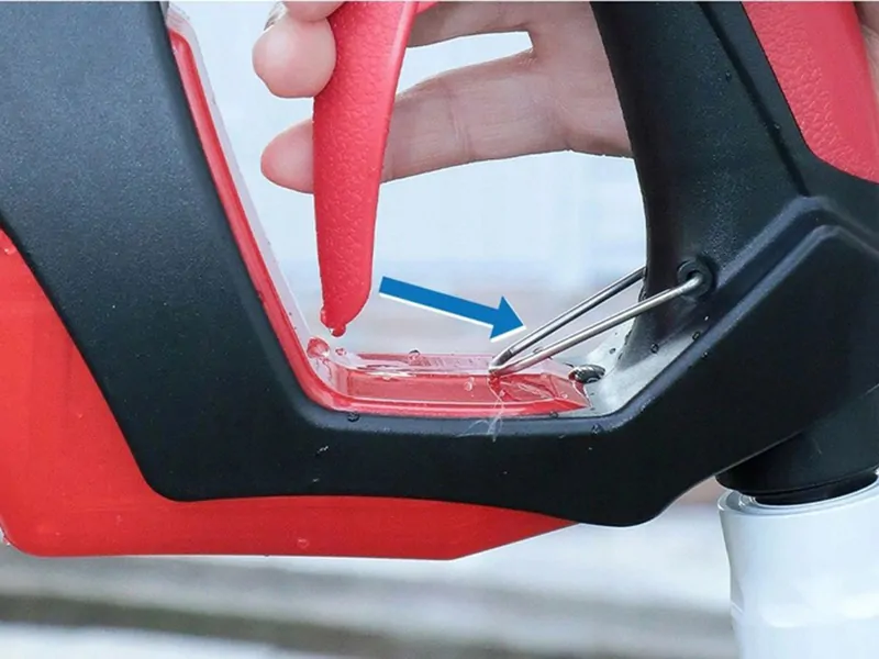 Striekacia pištoľ na čistenie automobilu s nádržkou