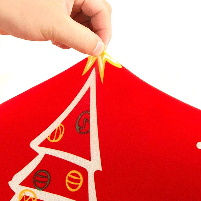 Červený poťah na stoličku s vianočným motívom