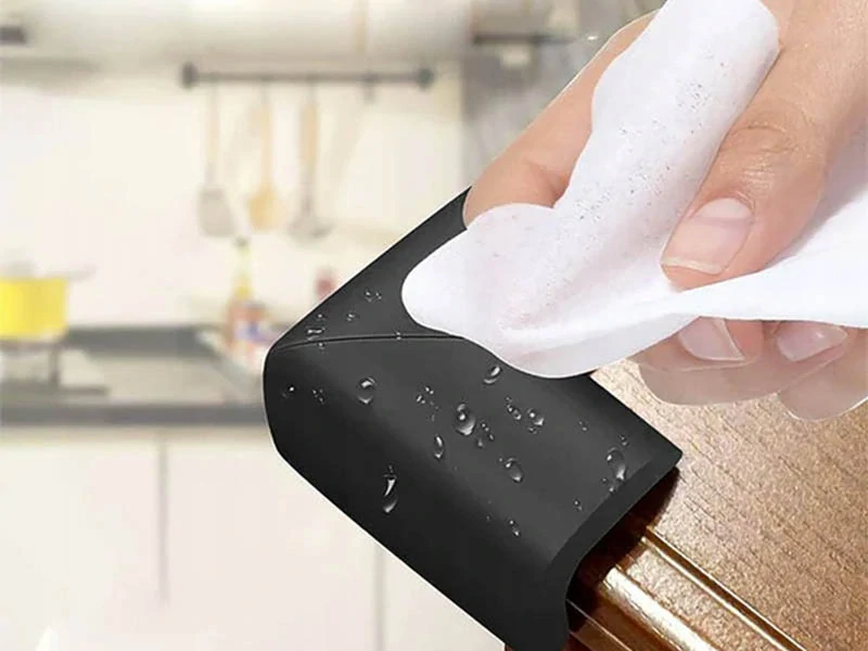 Ochranné penové rohy na nábytok čierne 4 ks