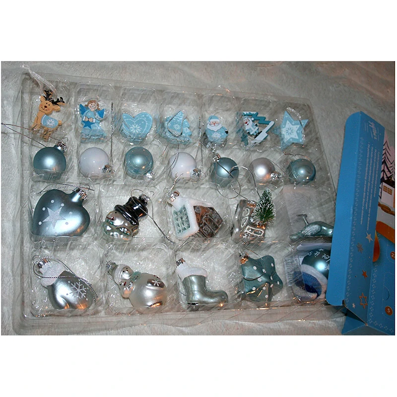 Vianočný adventný kalendár s ozdobami na stromček 