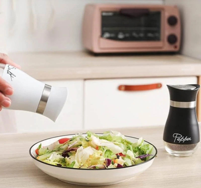 Sklenená solnička s koreničkou na stojane