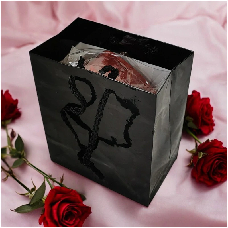 Medvedík s mydlovými ružami v darčekovej krabičke v tvare srdca