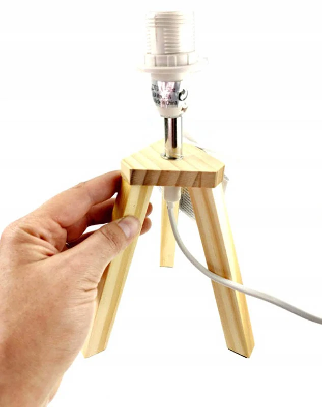 Stojan na lampu drevený