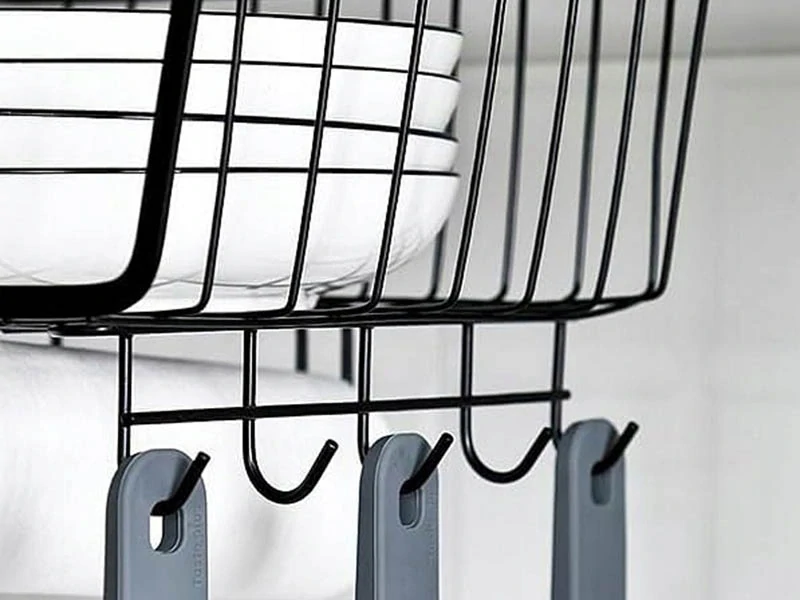 Závesný kovový košík pod skrinku s háčikmi čierny