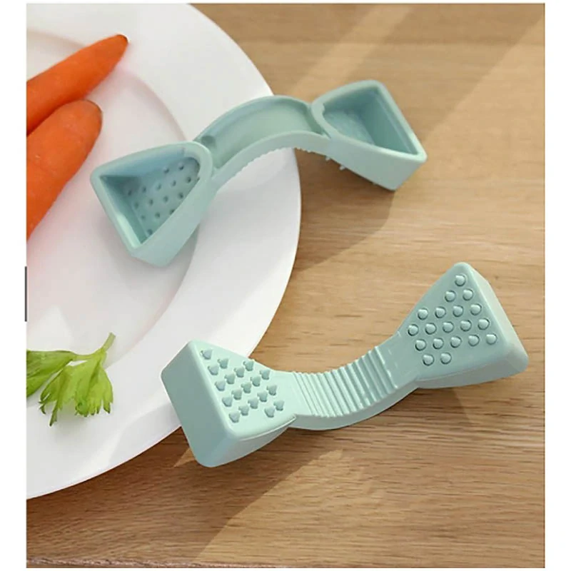 Držiak a chránič na strúhanie a krájanie