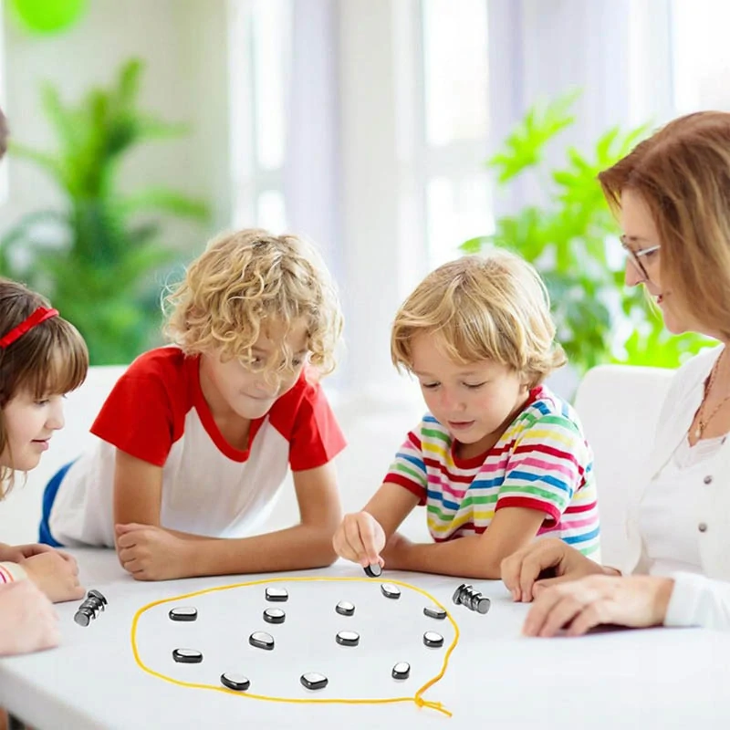 Magnetická strategická hra s kameňmi a šnúrkou