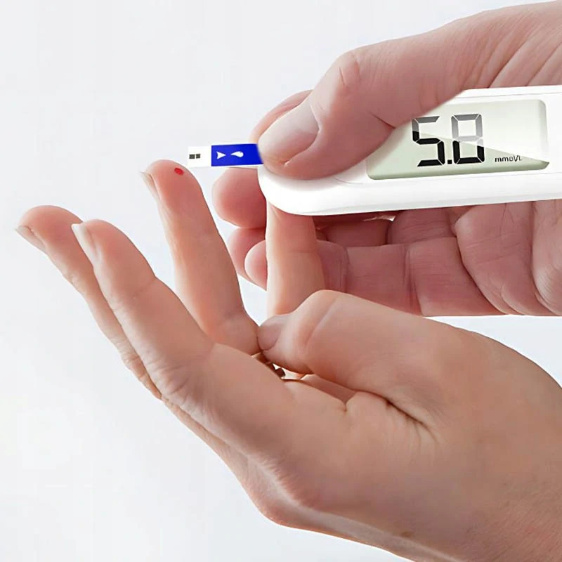 Digitálny glukometer s testovacími prúžkami a lancetami