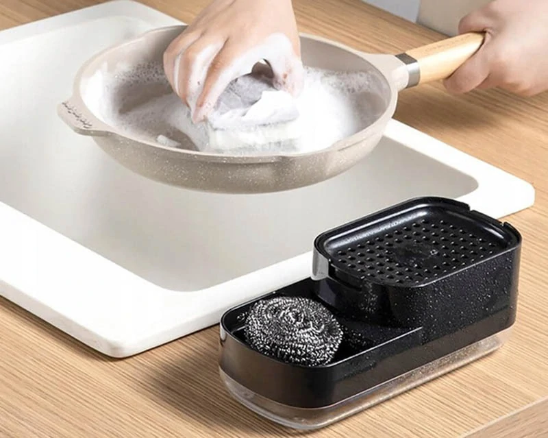 Kuchynský dávkovač na saponát so špongiou