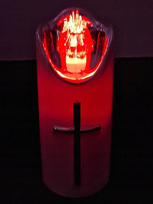 LED dekoratívna sviečka RICO 12,5 cm na batérie – červené svetlo, bielo-strieborno-červený dizajn