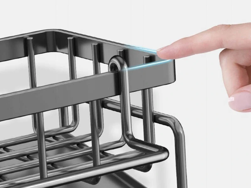 Kovový odkvapkávač do drezu na hubky, kefky a kuchynské doplnky