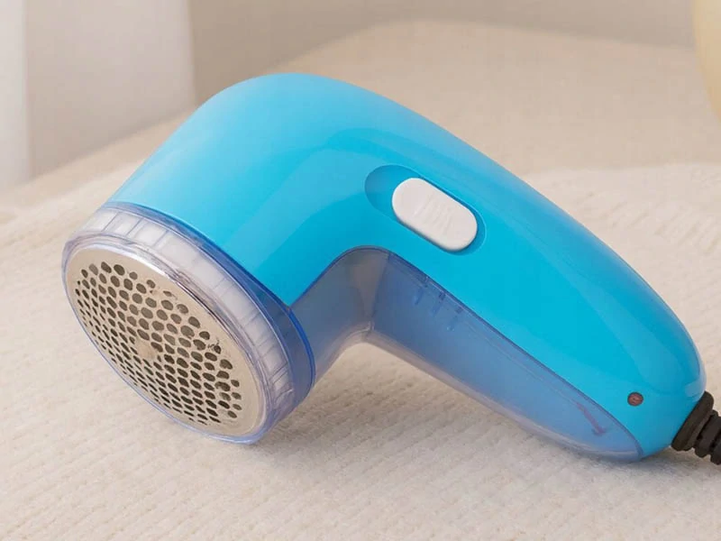 Elektrický odžmolkovač na oblečenie a čalúnenie