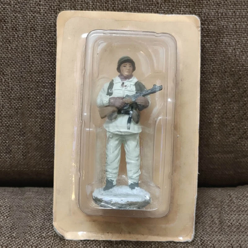 Zberateľská figúrka sovietskeho vojaka z obdobia druhej svetovej vojny v zimnom maskovaní 1:35