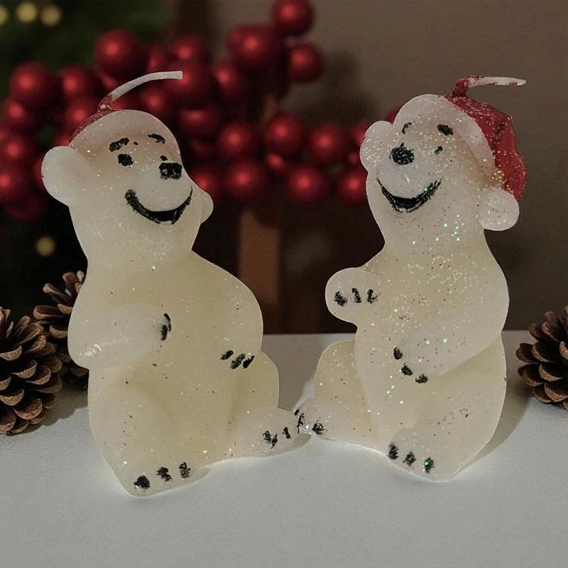 Vianočná sviečka – biely medvedík so Santa čiapkou, 12 cm