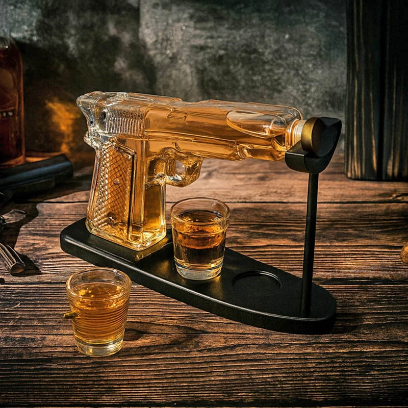 Karafa na whisky v tvare pištole s 2 pohárikmi