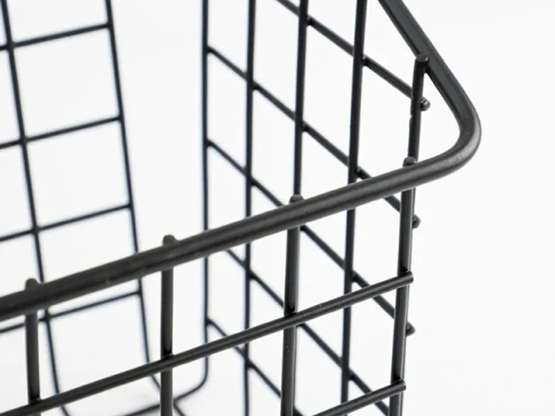 Kovový závesný košík na dvierka kuchynskej skrinky čierny