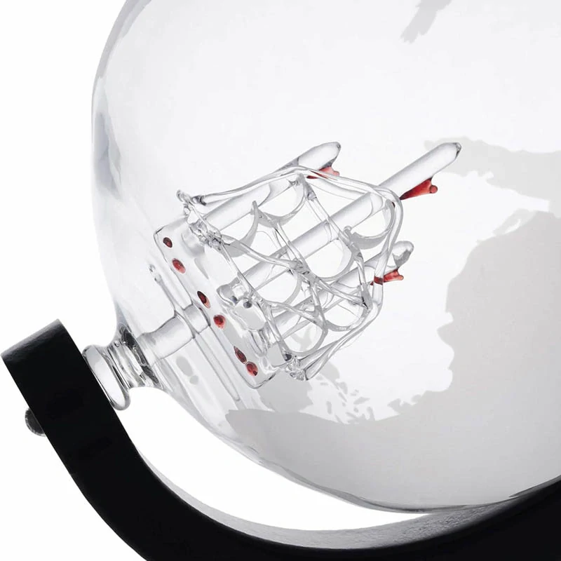 Karafa na whisky 1L v tvare glóbusu s dvoma pohármi