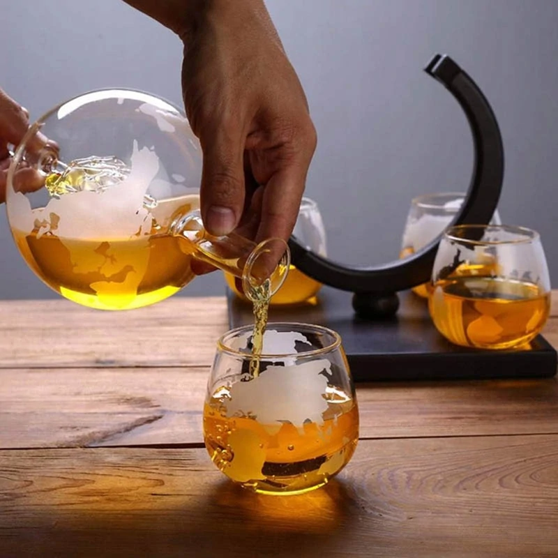 Karafa na whisky 850ml v tvare glóbusu so 4 pohármi