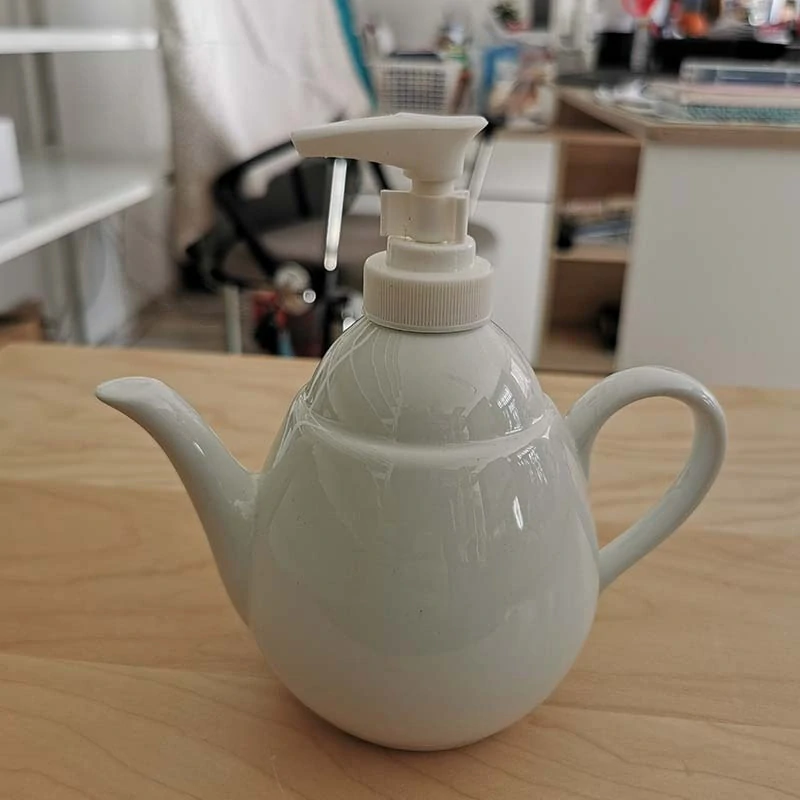 Reutterr Porzelan - Porcelánový dávkovač mydla a saponátu v tvare kanvičky 15 cm