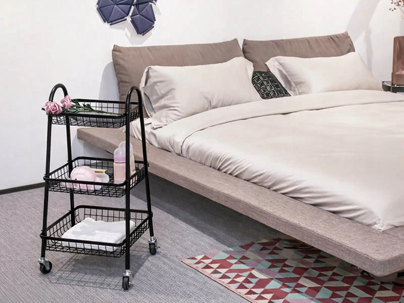 Kovový regál na kolieskach s tromi policami 78 cm čierny