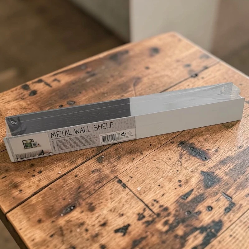 Kovová nástenná polica s magnetickými písmenami 45 × 7 × 4 cm biela