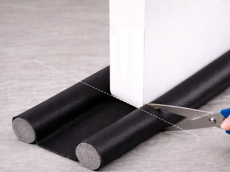 Tesnenie pod dvere proti prievanu 96cm čierne