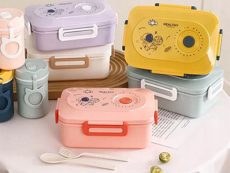 Lunch box s priehradkami a príborom na desiatu aj obed ružový