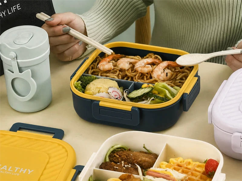 Lunch box s 3 priehradkami a príborom na desiatu aj obed zelený
