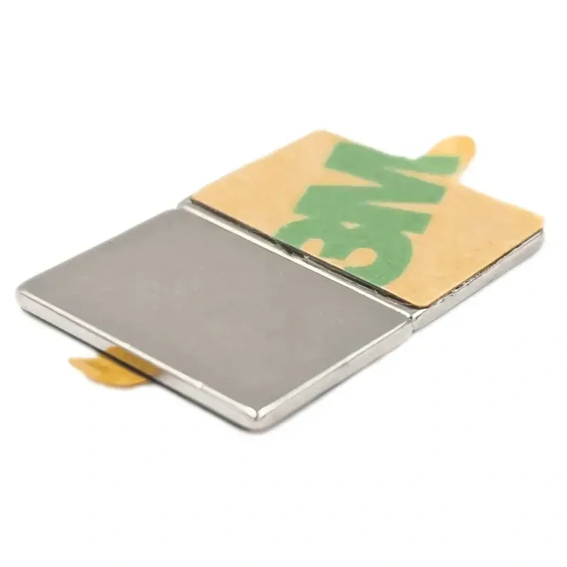 Samolepiace neodýmové magnety 15 × 10 × 1 mm – 10 ks
