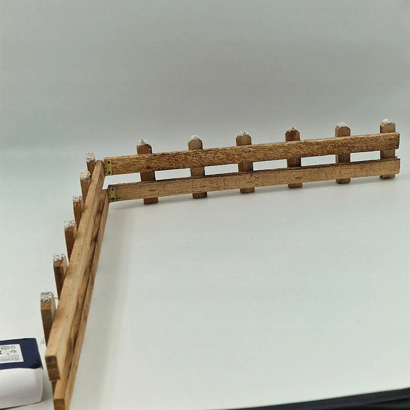 Drevený dekoratívny plot 90 × 10 cm so snehovým efektom