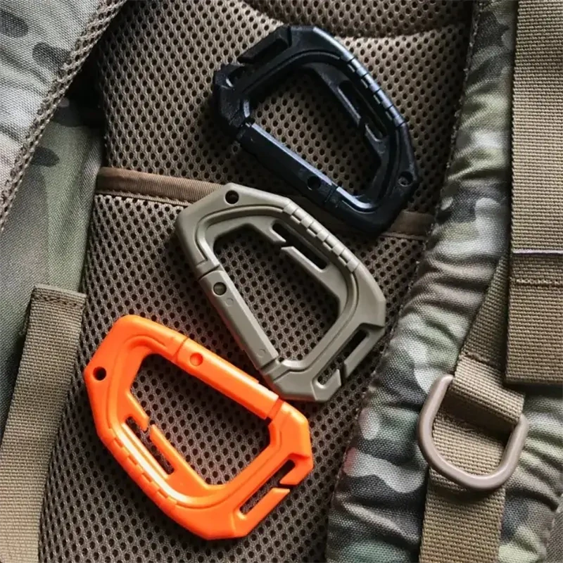 Plastová karabína s MOLLE uchytením – 9 × 5,8 cm
