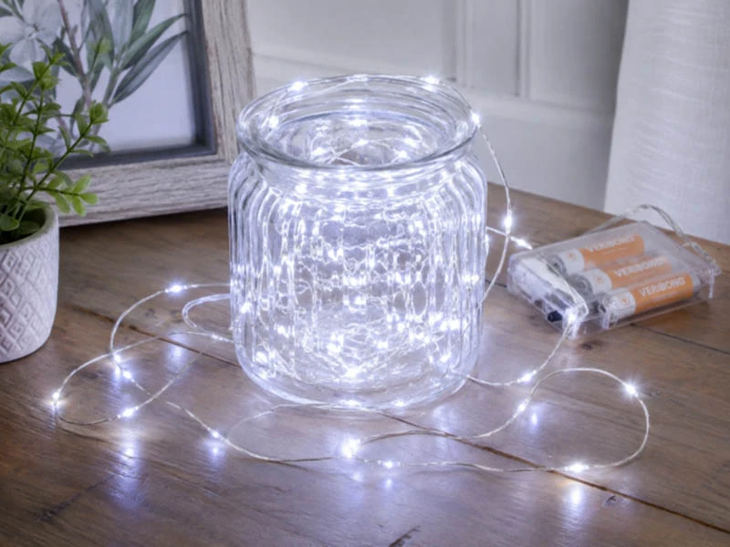 LED svetelná reťaz na drôtiku 50 LED studená biela
