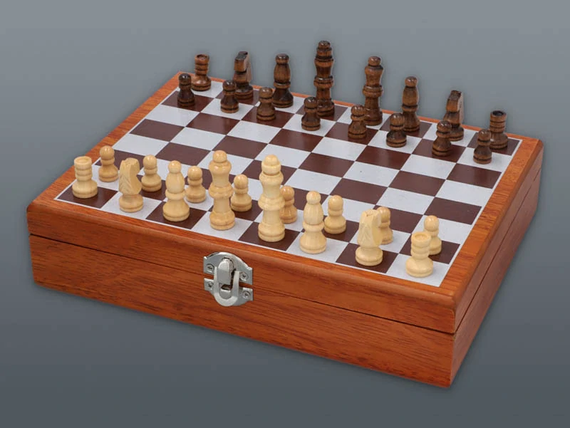 Ploskačka 240ml v darčekovej sade so šachom