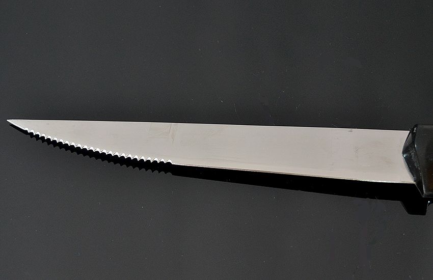 Grilovací nôž s čiastočne zúbkovanou čepeľou 39 cm