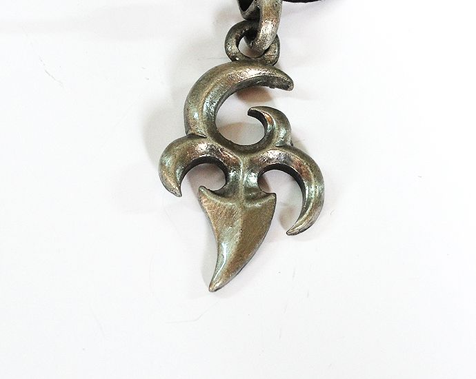 Prívesok na koženej šnúrke Symbol I.