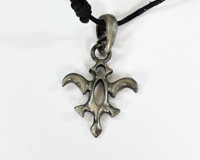 Prívesok na koženej šnúrke Symbol III.