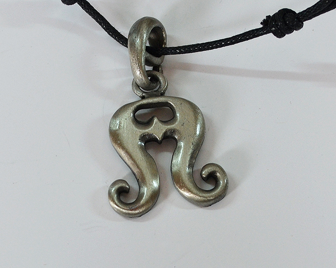 Prívesok na koženej šnúrke Symbol V