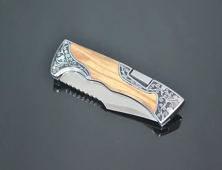 Luxusný vreckový nôž v darčekovej kazete