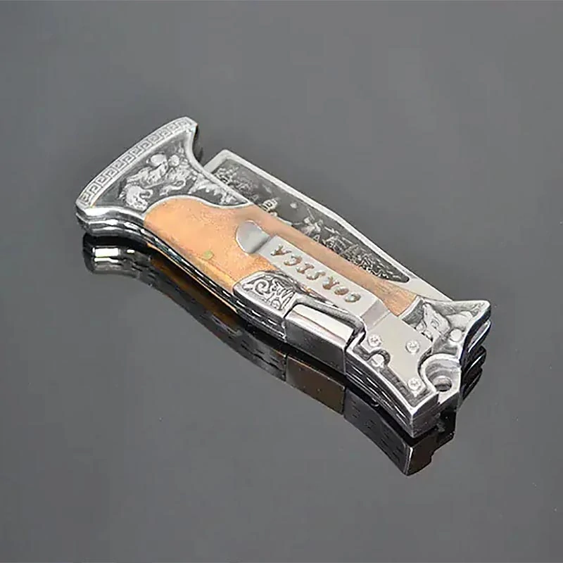 Zatvárací nôž s gravírovanou čepeľou a drevenou rukoväťou