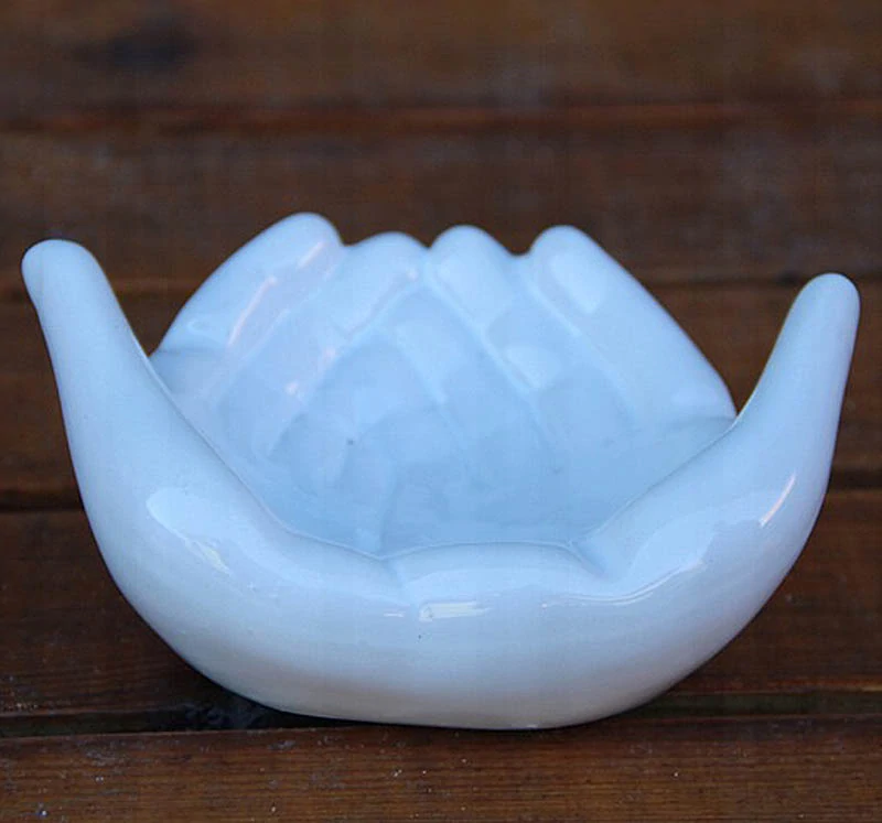 Keramický popolník dlane