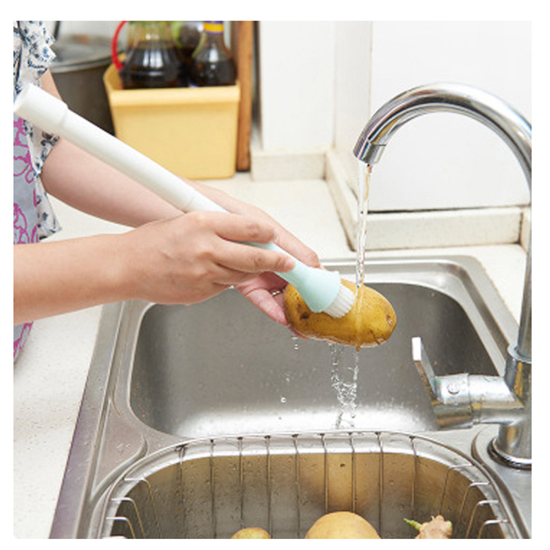 Usmerňovač a šetrič vody s kefkou na čistenie